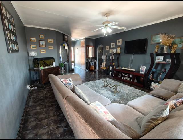 2 BEDROOM APARTMENT TO LET IN THREE RIVERS